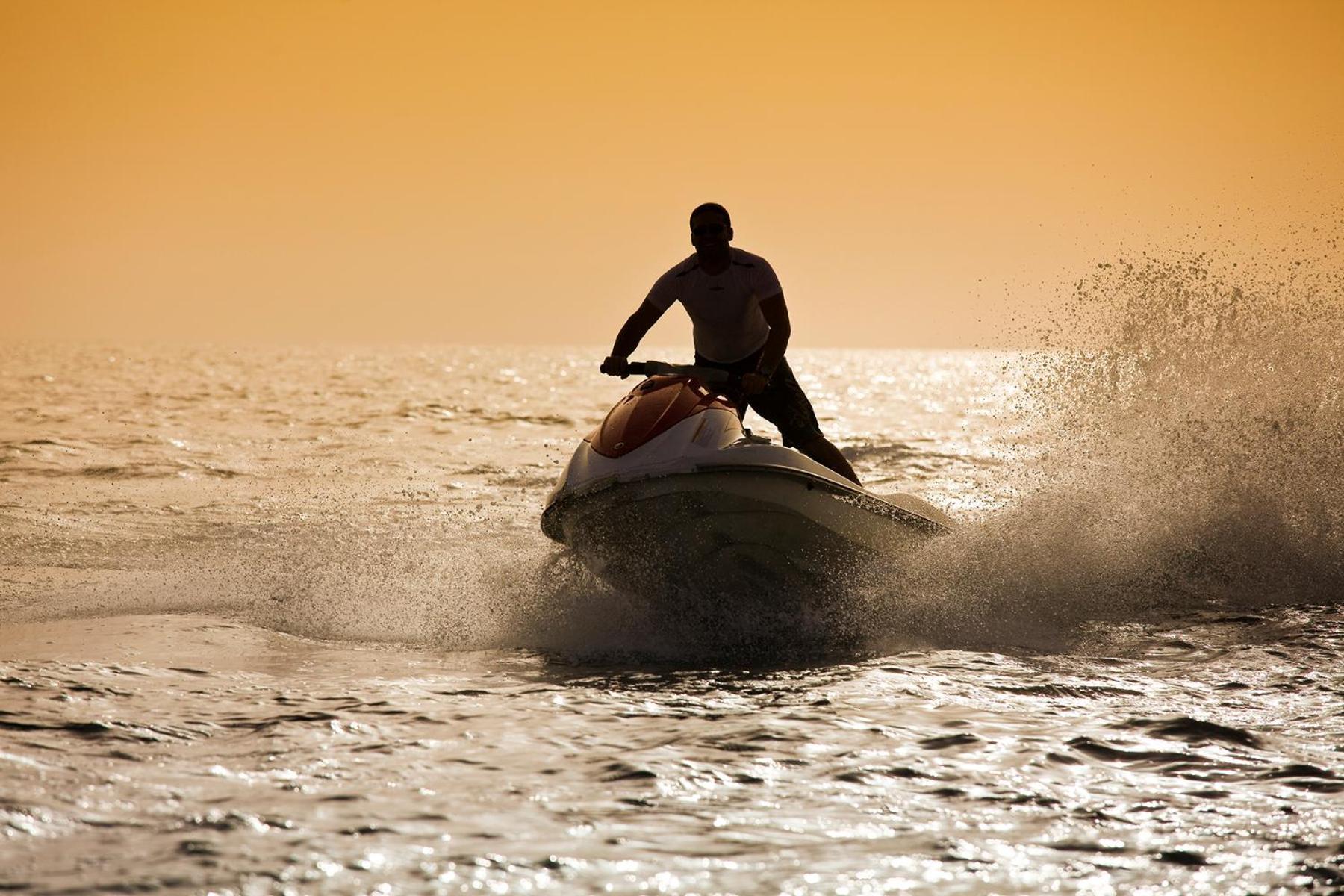 아지만 호텔 외부 사진 Jet skiing