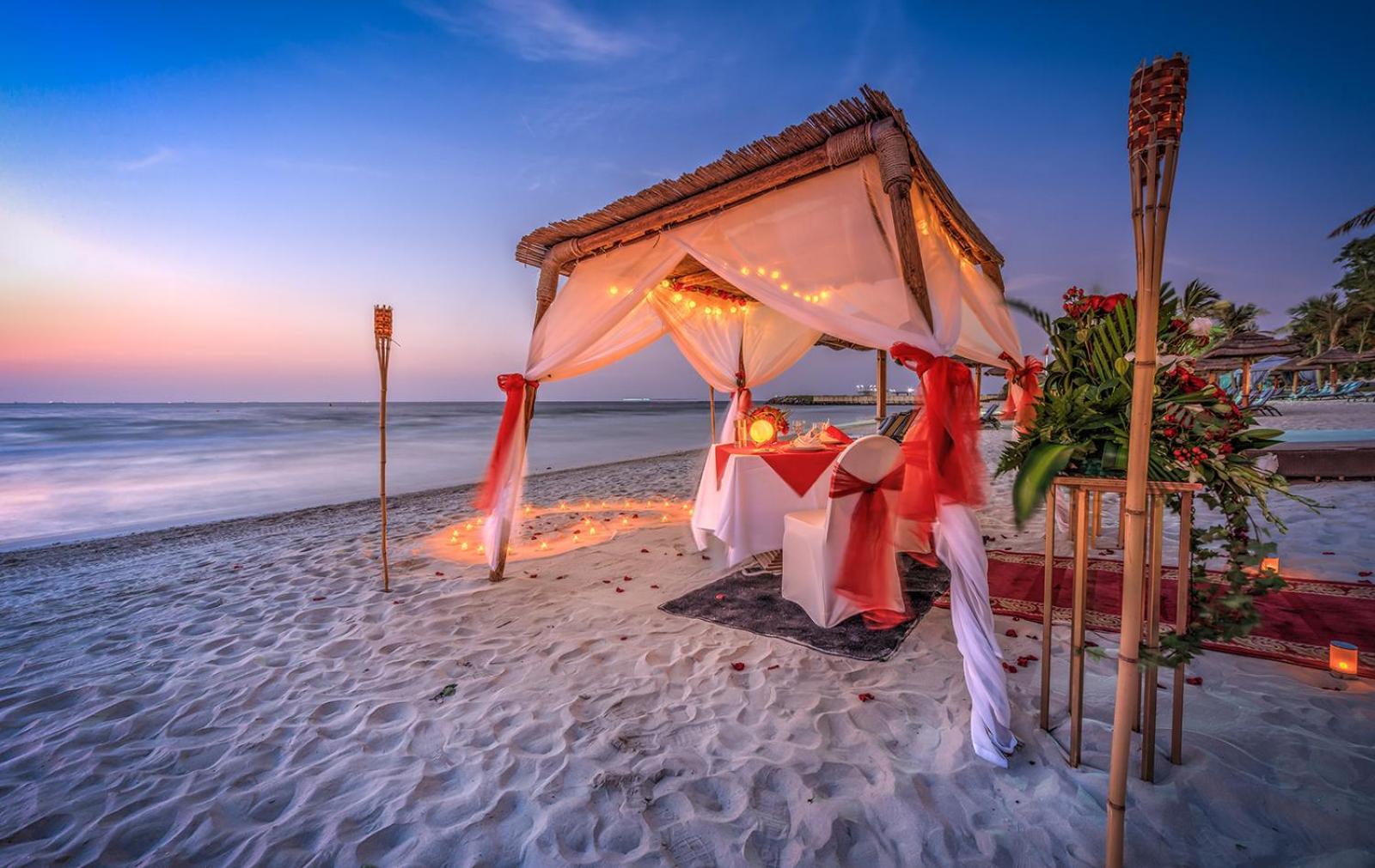 아지만 호텔 외부 사진 A beachside dinner in Pattaya, Thailand