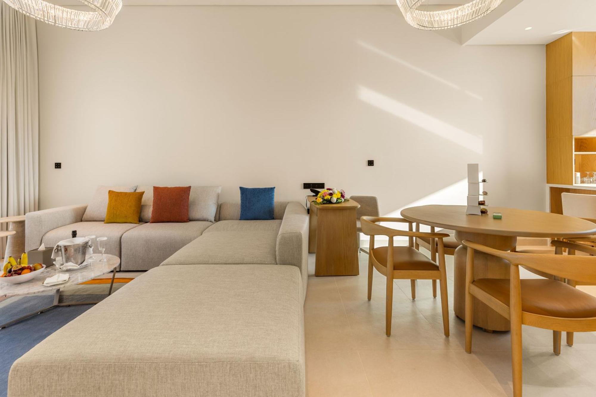 아지만 호텔 외부 사진 A living room at the hotel
