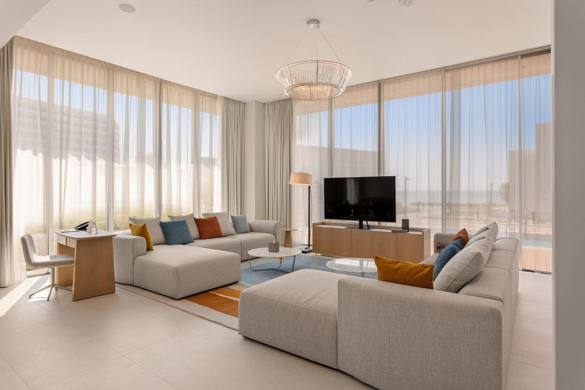 아지만 호텔 외부 사진 The living room of a three-bedroom villa at The Edition