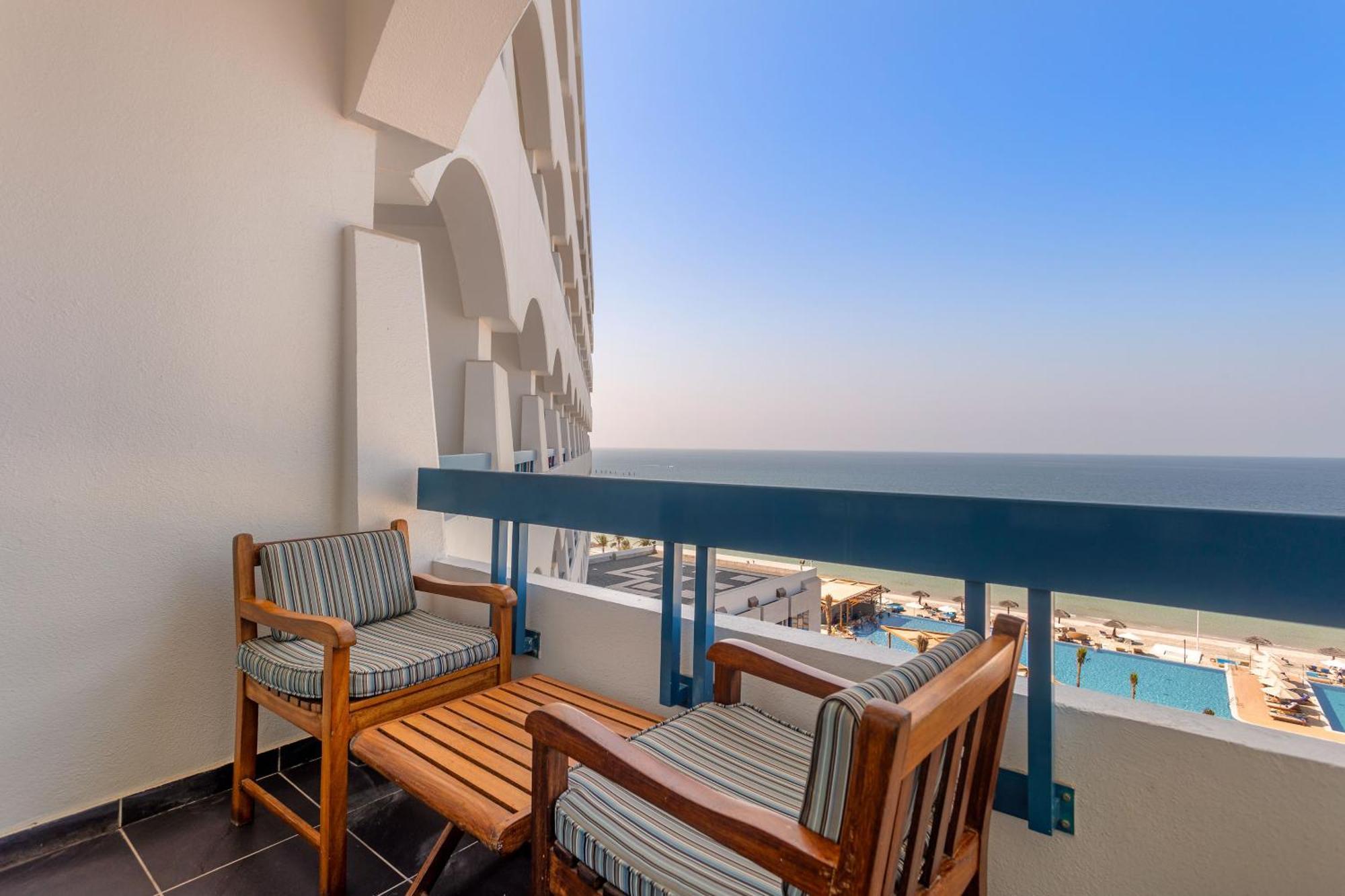 아지만 호텔 외부 사진 Balcony of a hotel room
